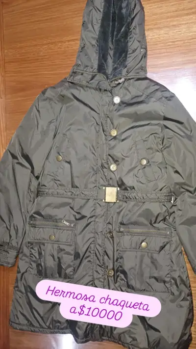 Chaqueta impermeable con capucha - miniatura 1