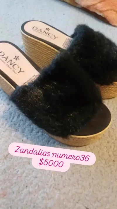 Chaqueta impermeable con capucha - miniatura 2