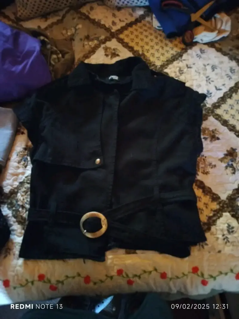 Chaqueta negra con cinturón decorativo