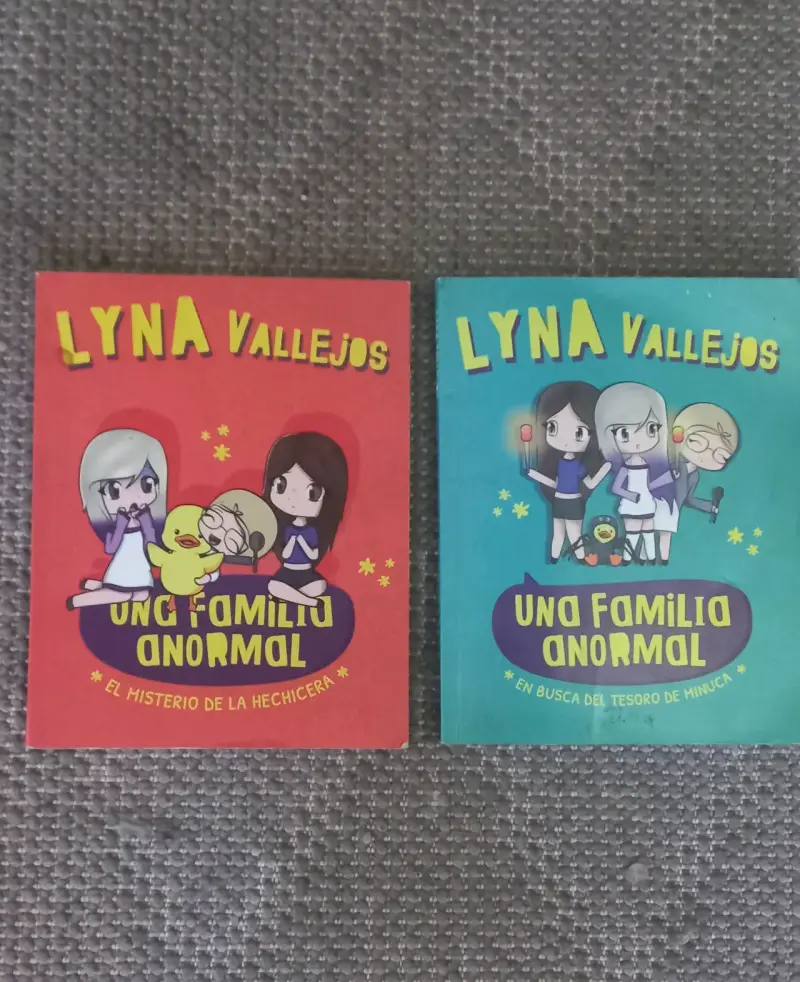 Libros 'Una Familia Anormal' de Lyna Vallejos