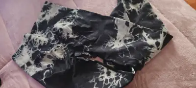 Leggings deportivos estampados en blanco y negro - miniatura 1