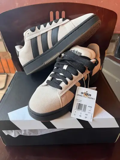 Zapatillas Adidas Grand Court beige y negras - miniatura 3