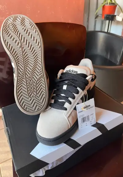 Zapatillas Adidas Grand Court beige y negras - miniatura 4