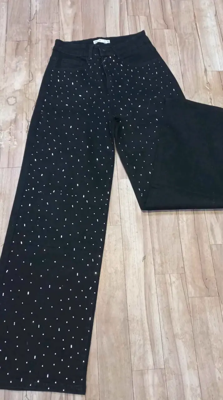 Pantalones negros con detalles brillantes - 1
