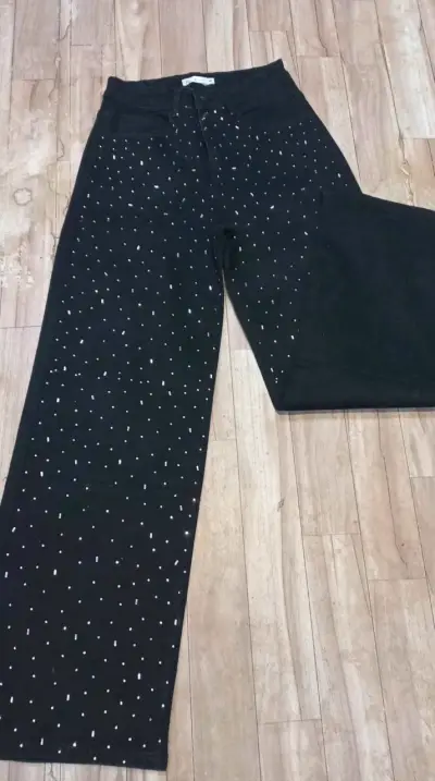 Pantalones negros con detalles brillantes - miniatura 1