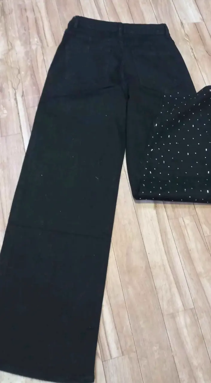 Pantalones negros con detalles brillantes - 2