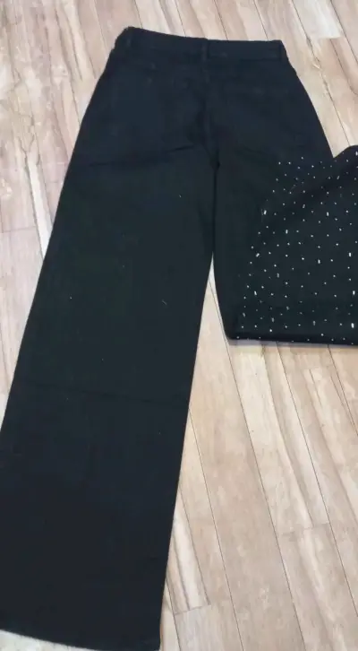 Pantalones negros con detalles brillantes - miniatura 2