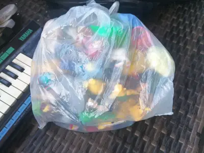 Bolsa de diferentes juguetes - miniatura 3
