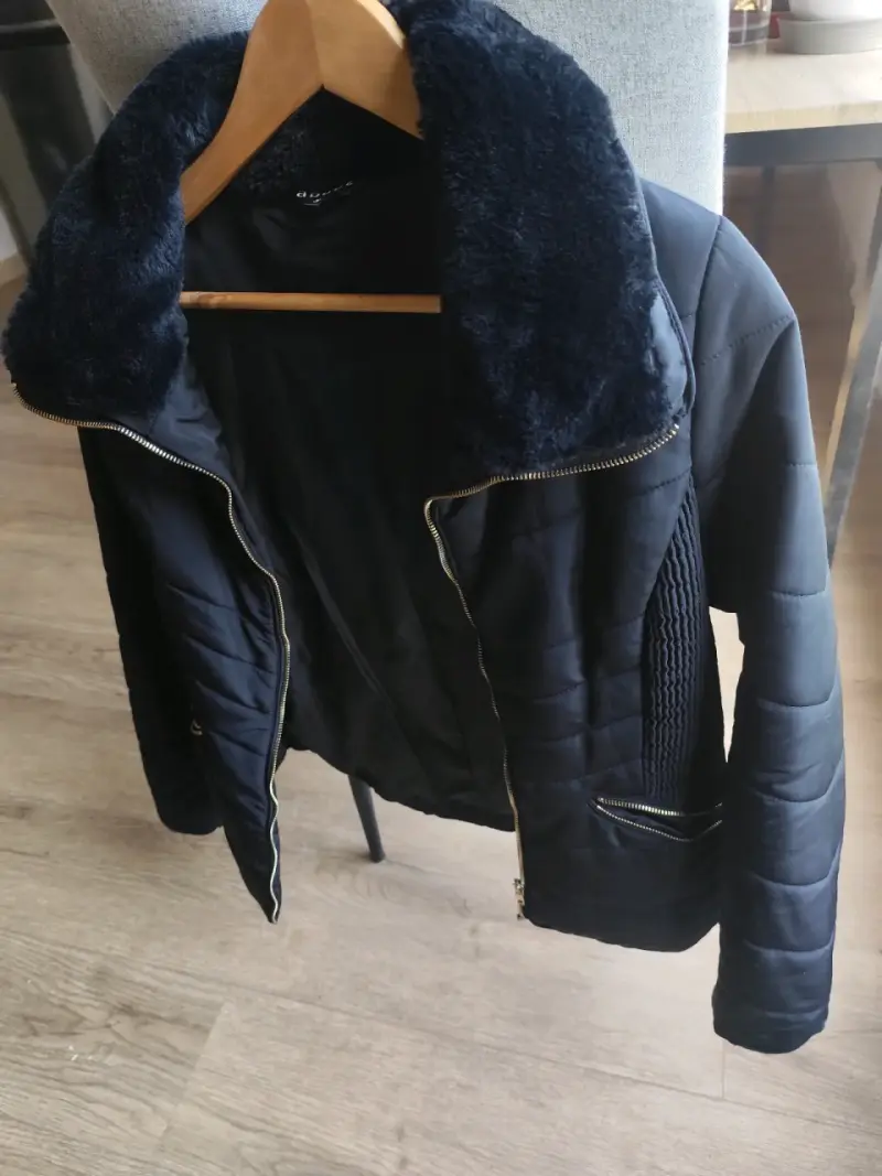 Chaqueta negra con cuello de piel sintética - 1