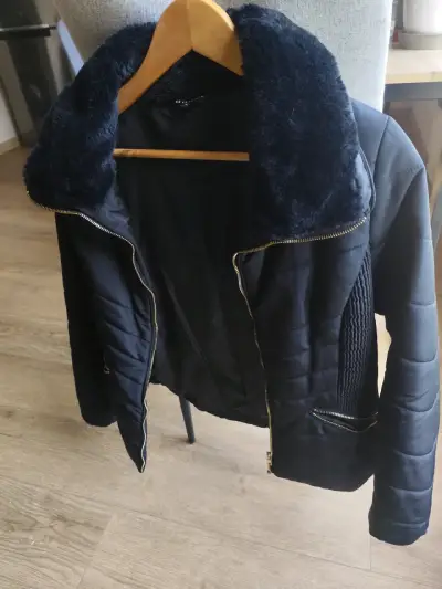 Chaqueta negra con cuello de piel sintética - miniatura 2