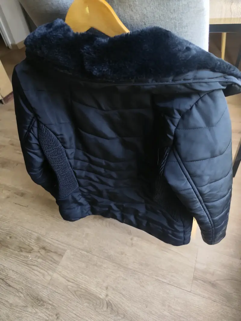 Chaqueta negra con cuello de piel sintética - 3