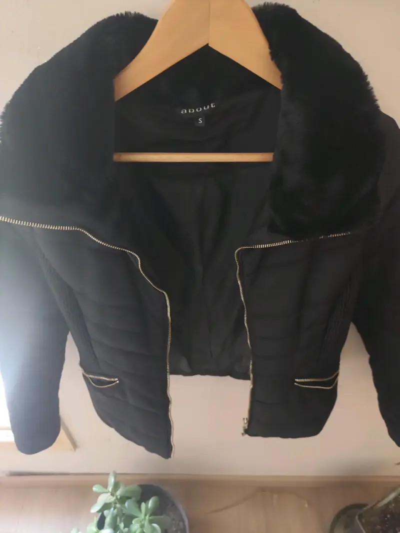 Chaqueta negra con cuello de piel sintética - 4