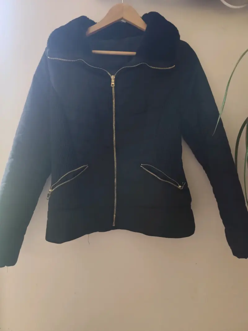 Chaqueta negra con cuello de piel sintética - 5