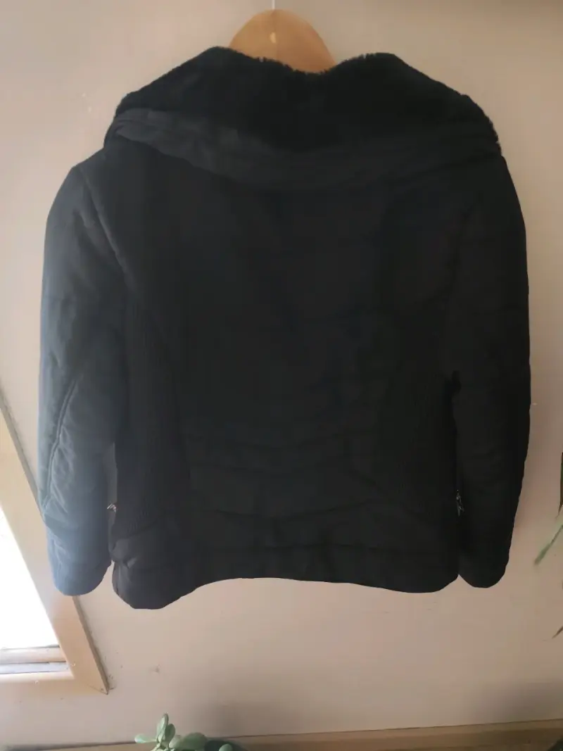 Chaqueta negra con cuello de piel sintética - 6