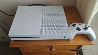 Consola Xbox One S con control - miniatura 1