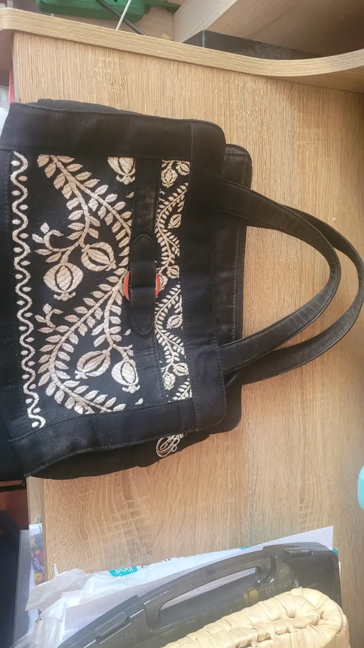 Bolso de tela negro con bordado floral