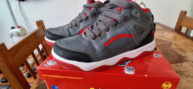 Zapatillas Bubblegummers gris y rojo