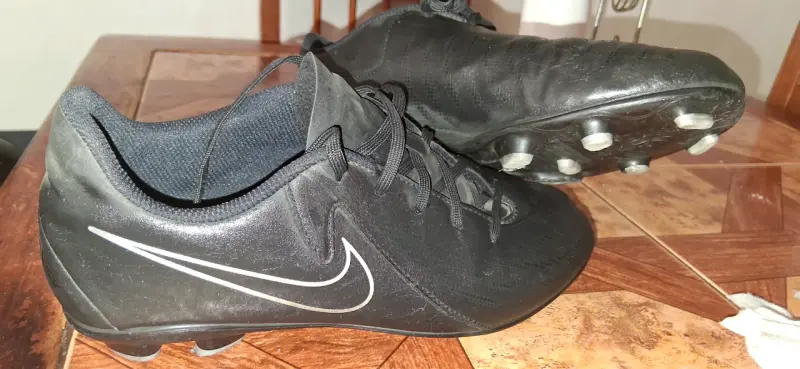 Botines de fútbol Nike negros