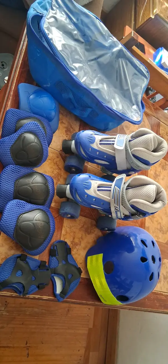 Set de patines azules con protecciones