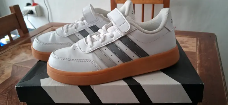 Zapatillas deportivas blancas con velcro