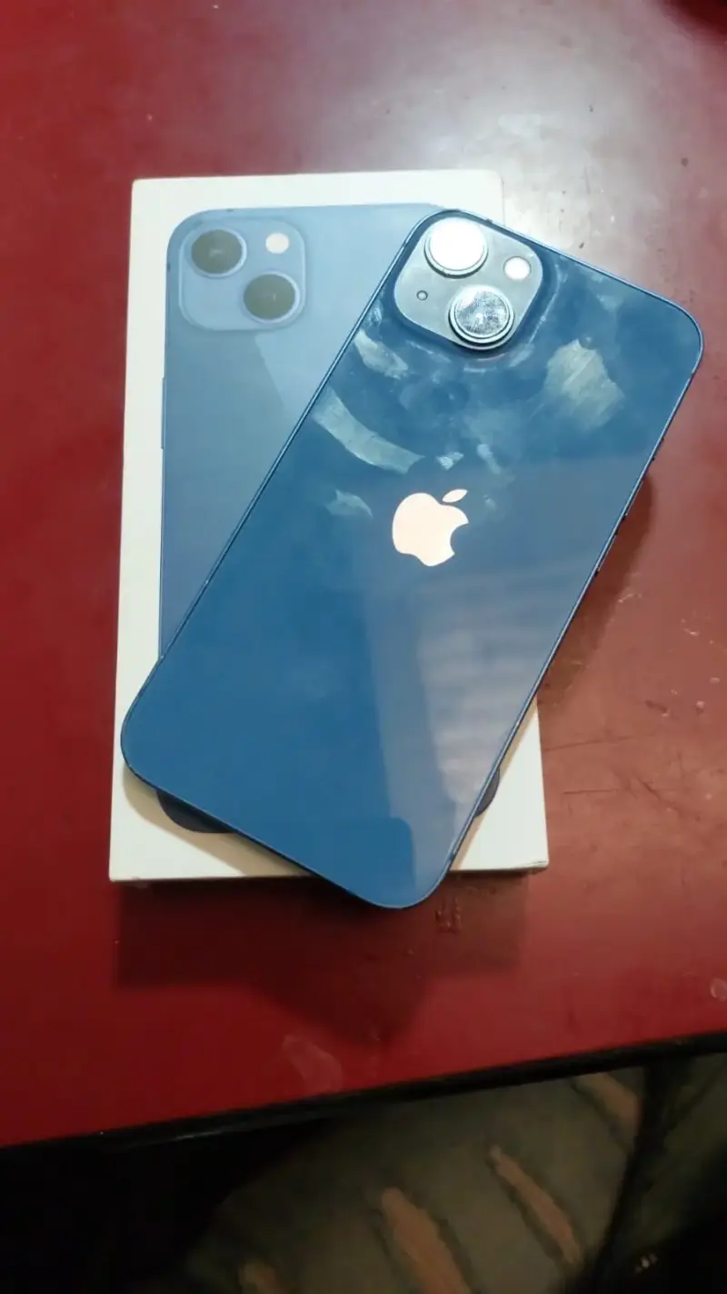 iPhone 13 azul en buen estado