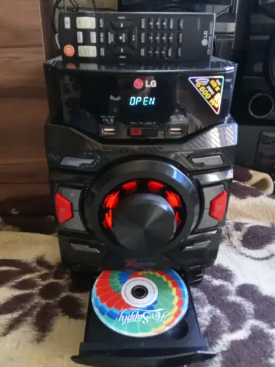 Sistema de sonido Hi Fi LG con CD y USB - miniatura 1