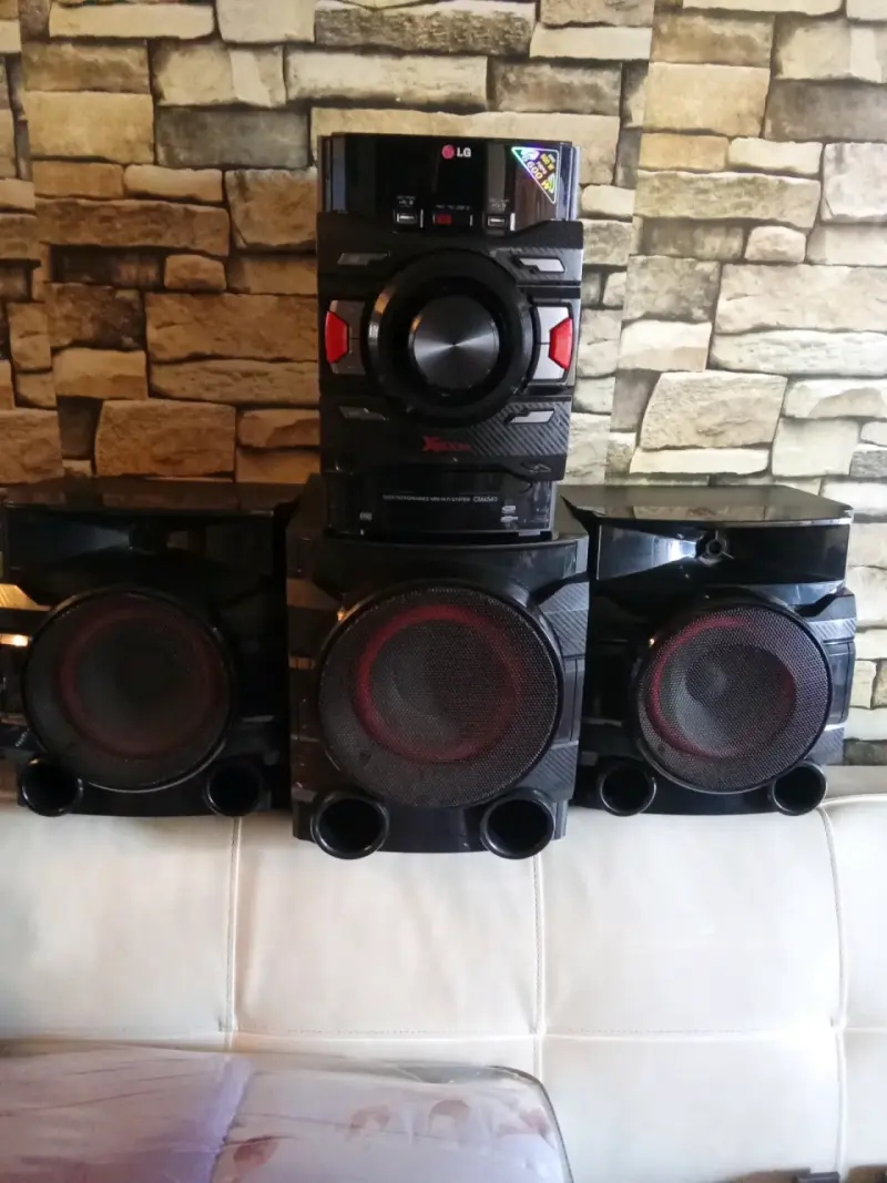 Sistema de sonido Hi Fi LG con CD y USB - 4