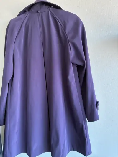 Abrigo tipo impermeable largo morado para mujer - miniatura 1