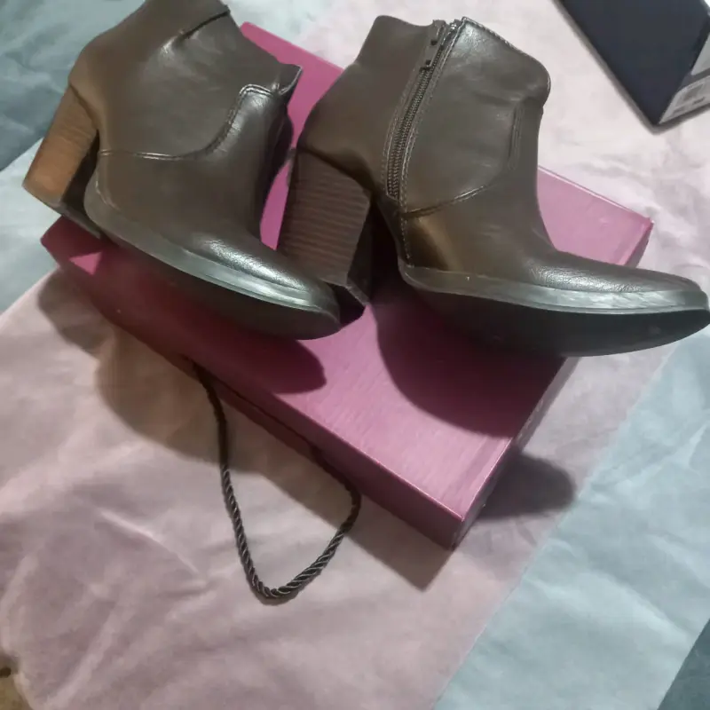 Botines de cuero marrón con tacón - 1