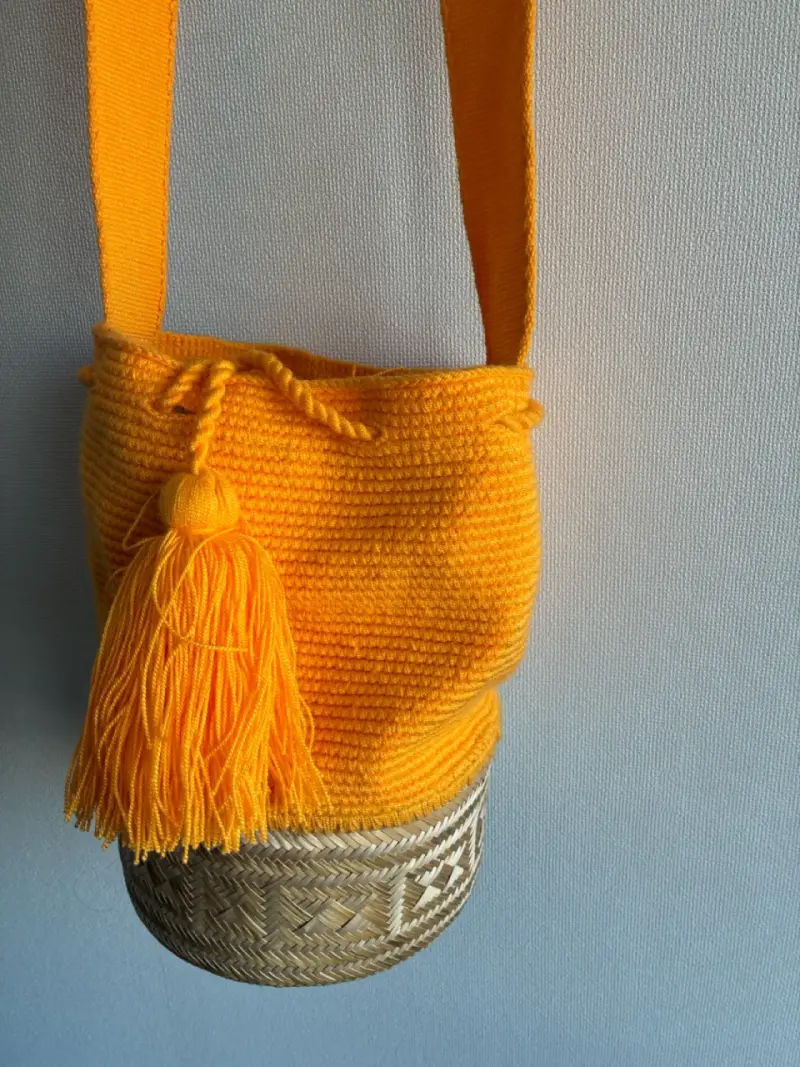 Bolso tejido amarillo con base decorativa - 1