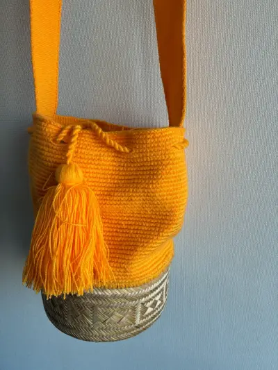 Bolso tejido amarillo con base decorativa - miniatura 1