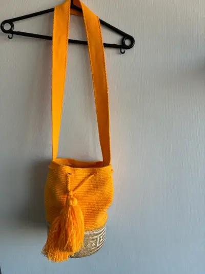 Bolso tejido amarillo con base decorativa - miniatura 2