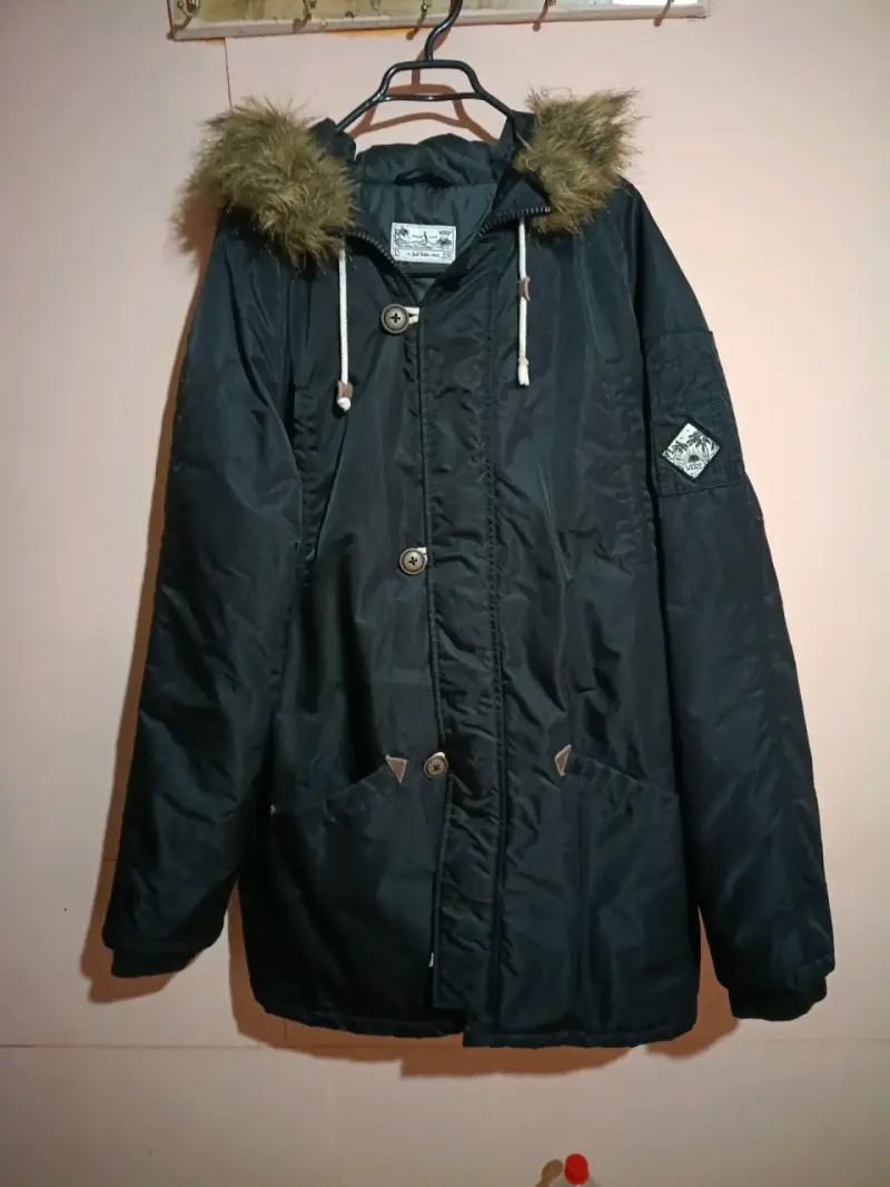 Parka Vans negra con capucha de piel sintética - 1