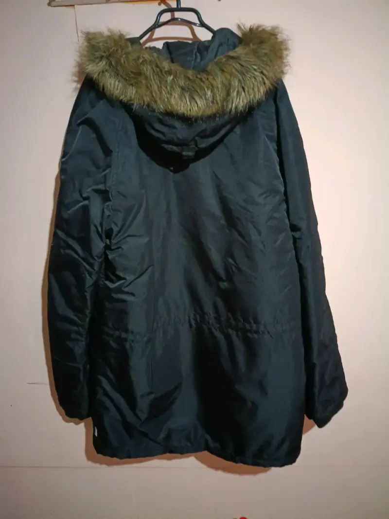 Parka Vans negra con capucha de piel sintética - 2