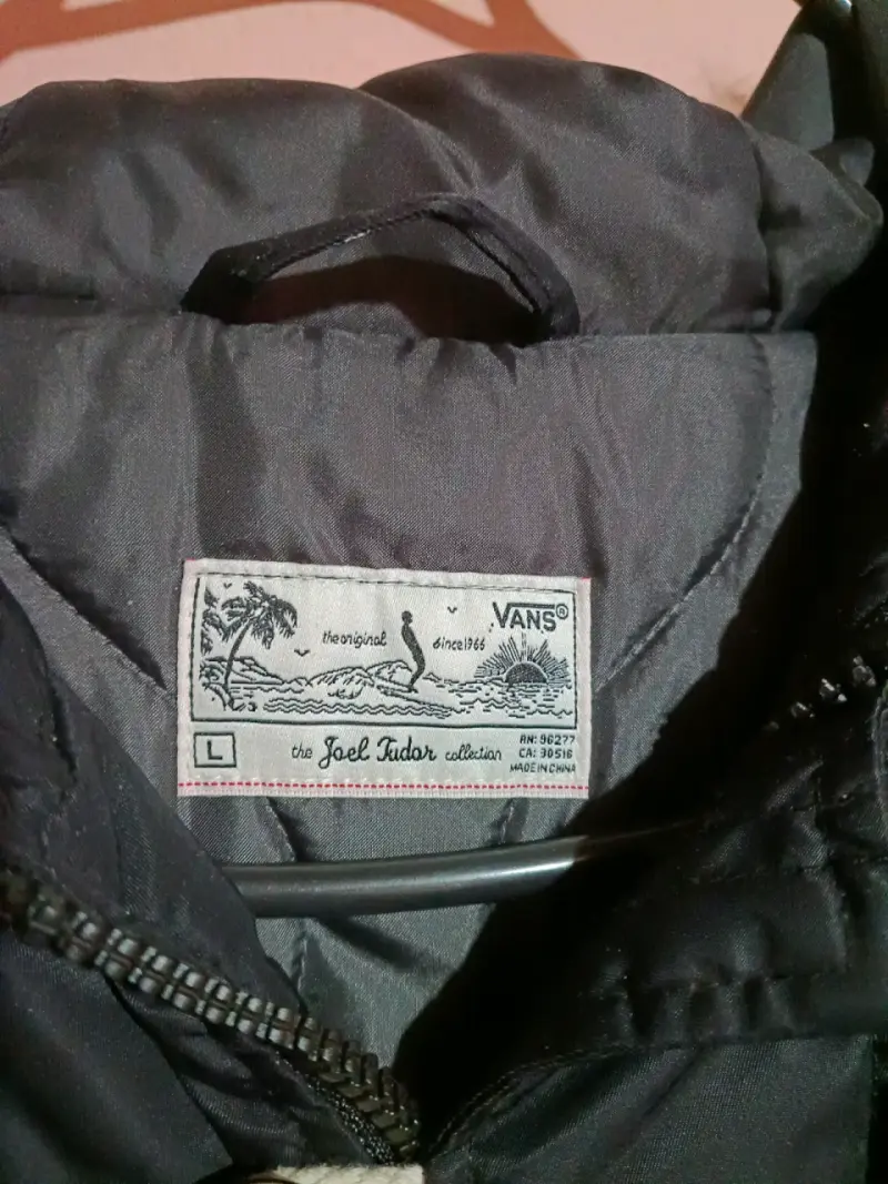 Parka Vans negra con capucha de piel sintética - 3