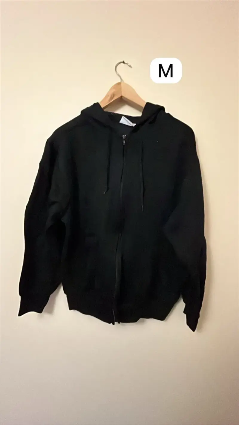 Polerón negro con capucha talla M