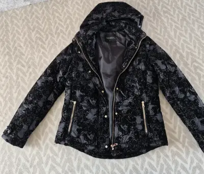 Parka acolchada negra con encaje - miniatura 2