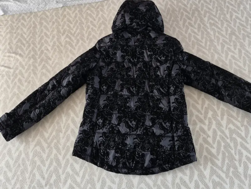 Parka acolchada negra con encaje - 3