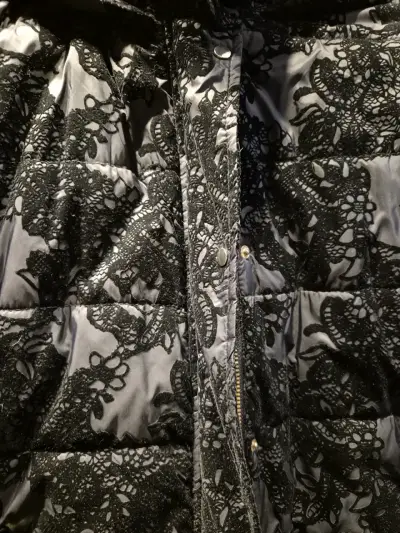 Parka acolchada negra con encaje - miniatura 4