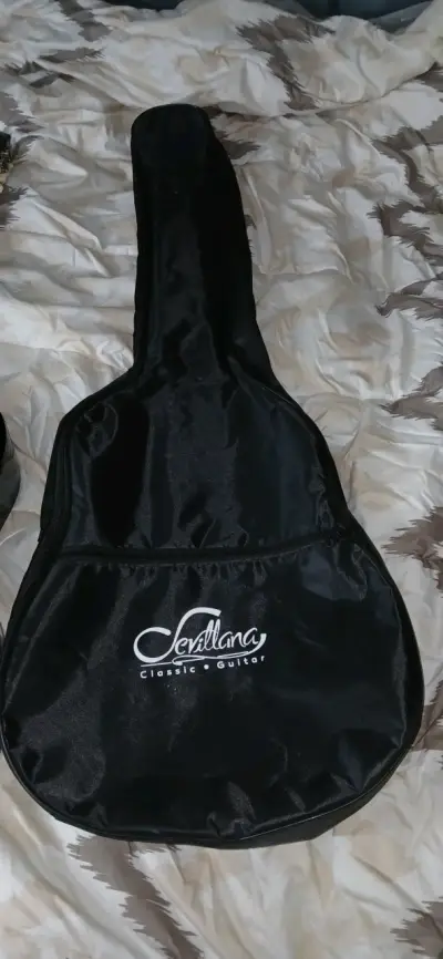 Guitarra acústica negra con funda - miniatura 3