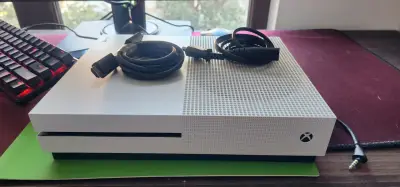 Consola Xbox One S con cables incluidos - miniatura 1