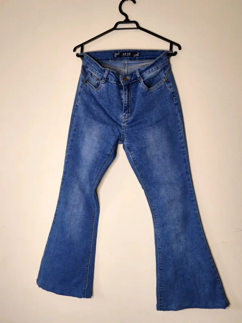 Jeans acampanados azul clásico - 1