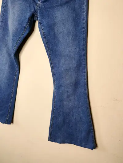 Jeans acampanados azul clásico - miniatura 3