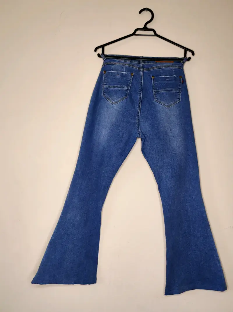 Jeans acampanados azul clásico - 4