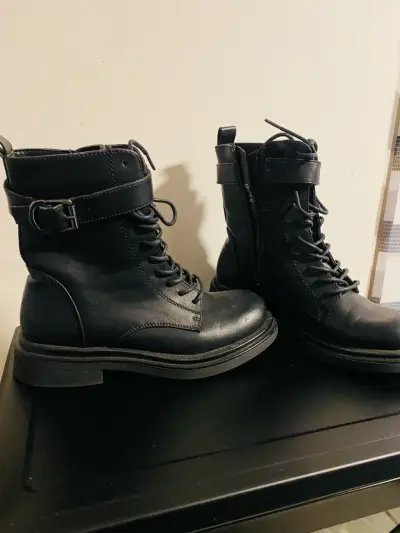 Botas negras de cuero con cordones - miniatura 1