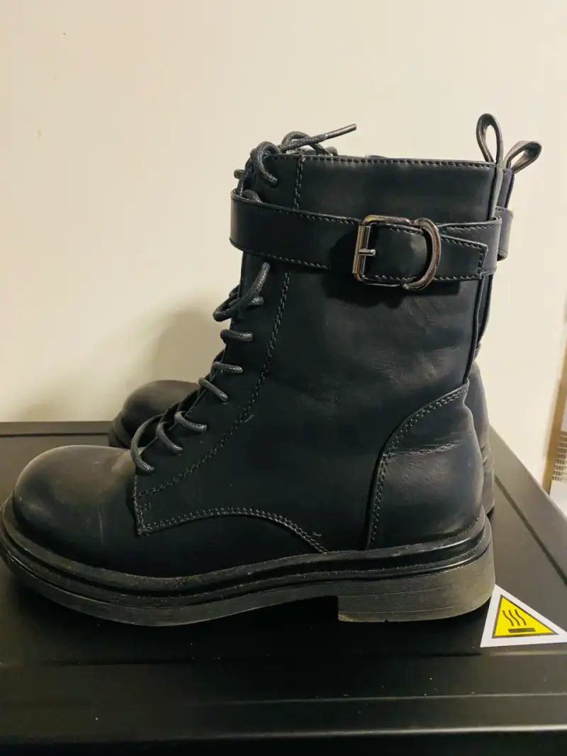 Botas negras de cuero con cordones - 2