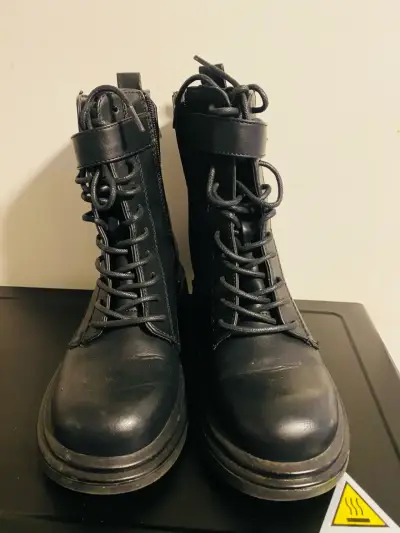 Botas negras de cuero con cordones - miniatura 3