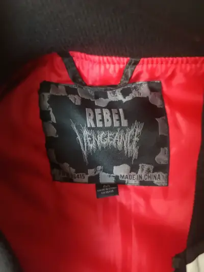 Chaqueta rebel vengeance con diseño de esqueleto - miniatura 3