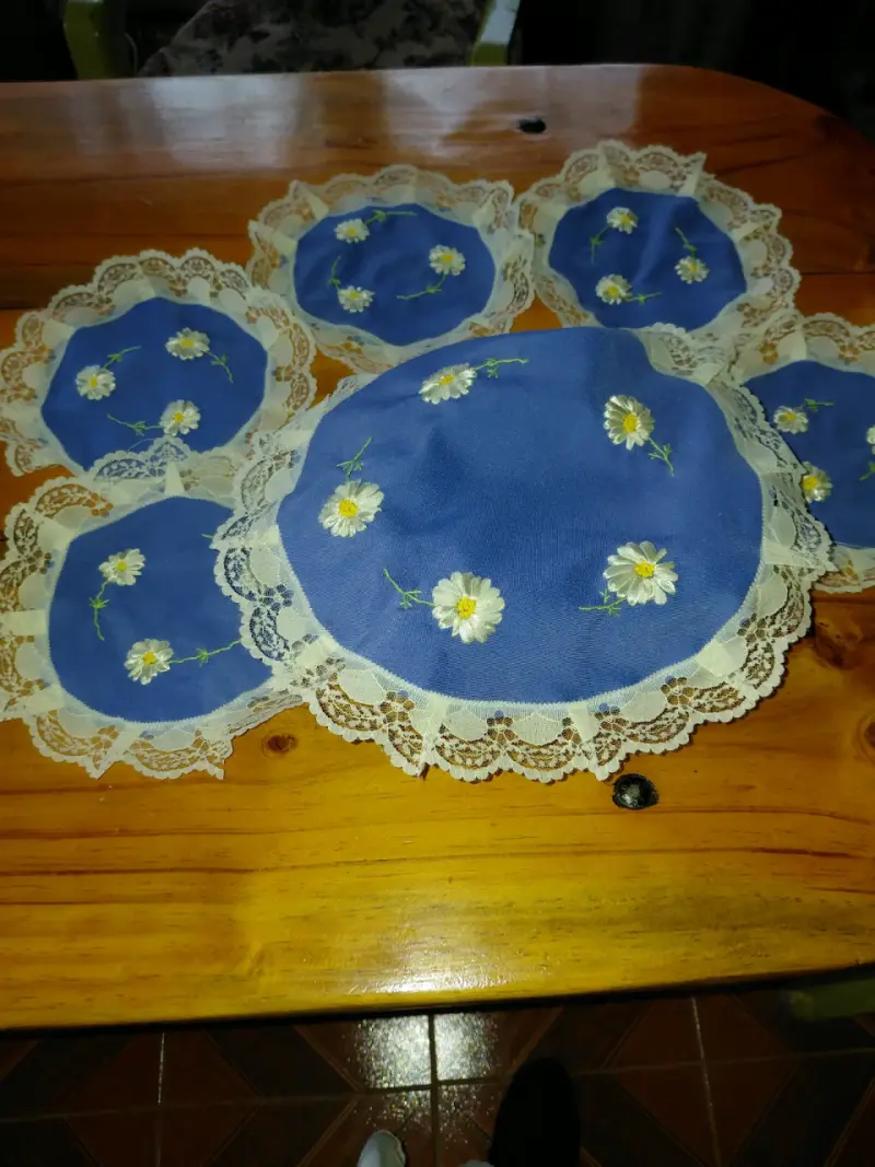 Set de individuales bordados con encaje - 3