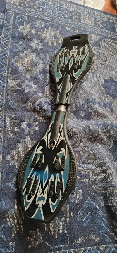 Waveboard con diseño tribal azul y negro - miniatura 1